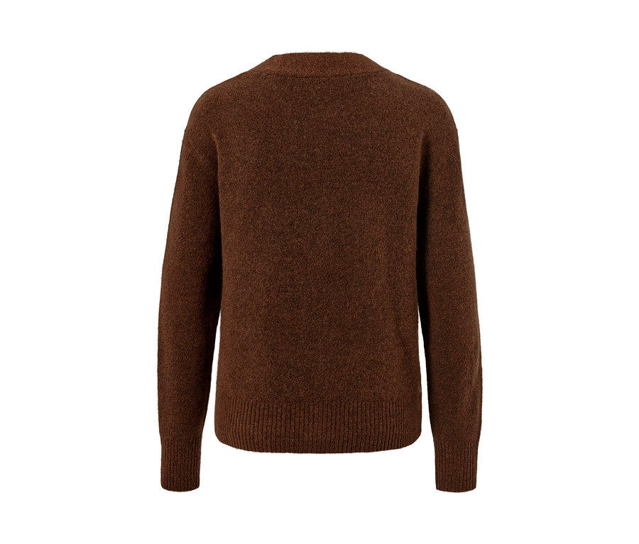 Detailansicht der Rückseite einer Strickjacke mit Wolle.