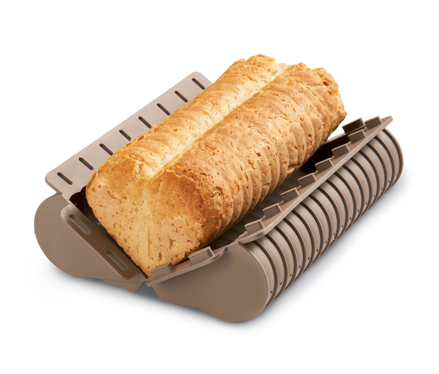 Ein Laib Brot in einer braunen 2 Herz-Brotbackform.