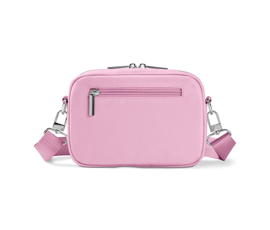 Eine rosa Umhängetasche mit verstellbarem Riemen und silbernen Reißverschlüssen.