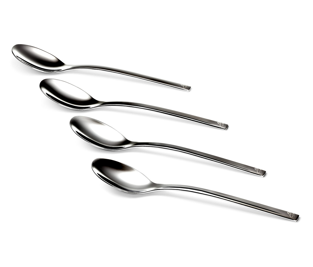 Vier Kaffeelöffel, 4er Set, diagonal auf weißem Hintergrund angeordnet.