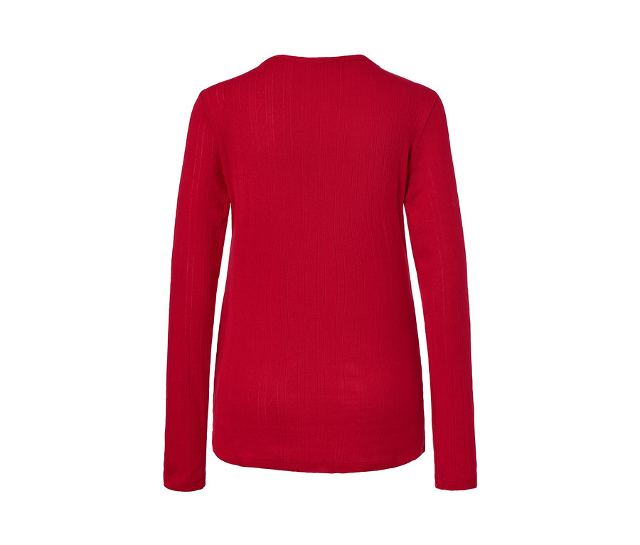 Roter Flanell-Pyjama mit langen Ärmeln.