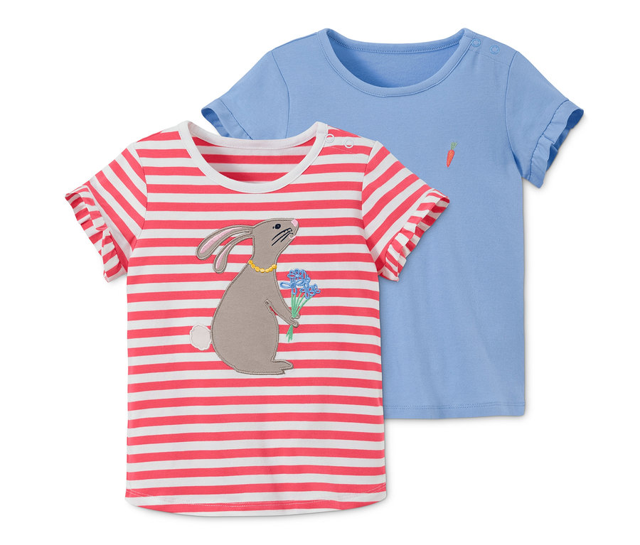 Zwei T-Shirts: eines gestreift mit Hase, das andere blau mit Karotte.