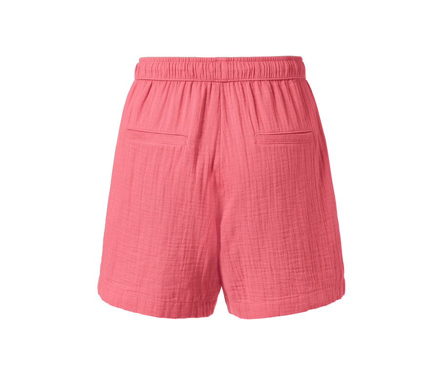 Nahaufnahme von korallfarbenen Musselin-Shorts.