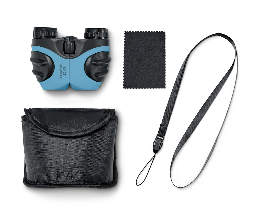 Ein blau-schwarzes, kompaktes Kinder-Fernglas, ein Putztuch, ein Etui und ein Riemen liegen auf einem weißen Hintergrund.