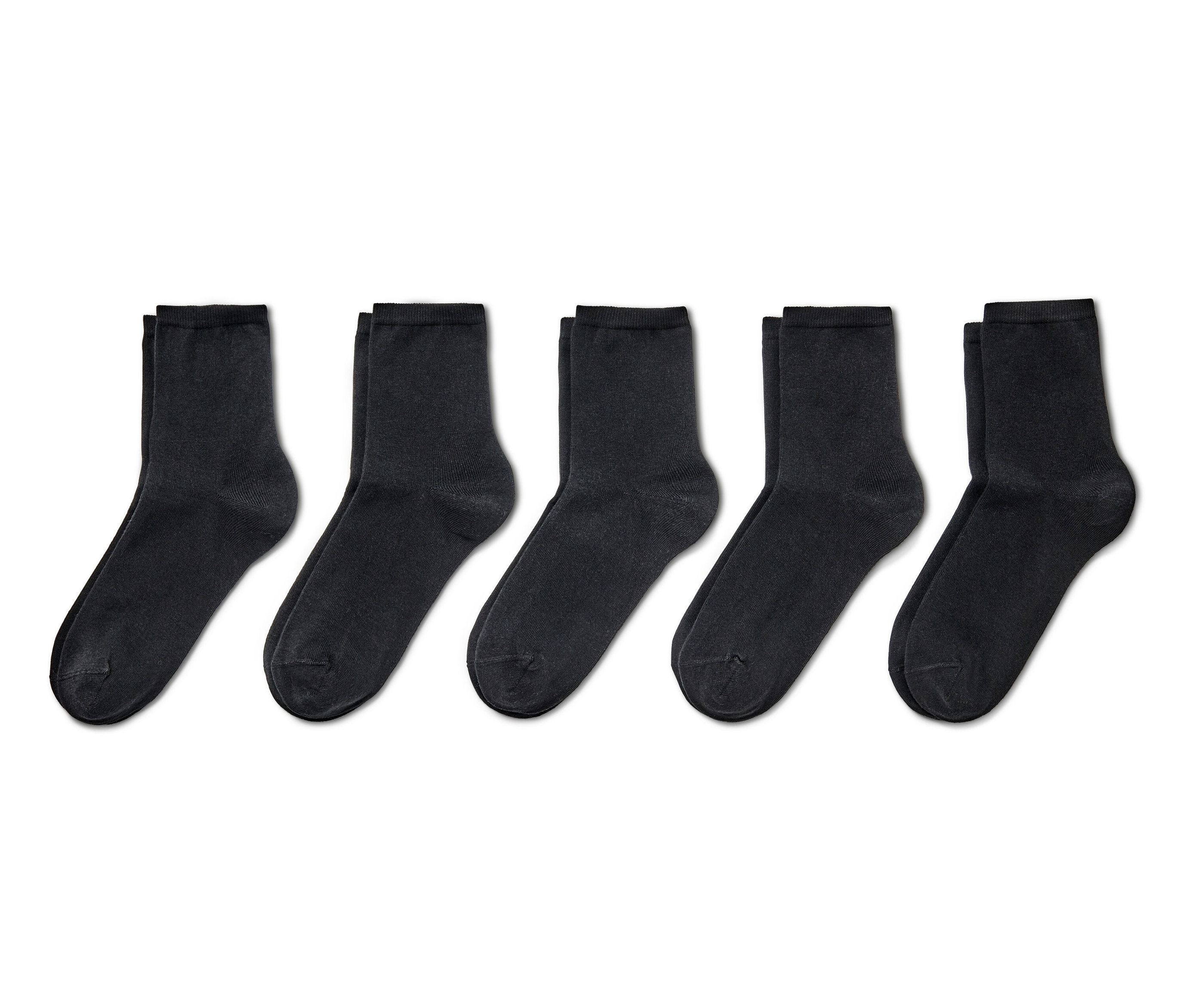 Fünf Paar Socken auf weißem Hintergrund.