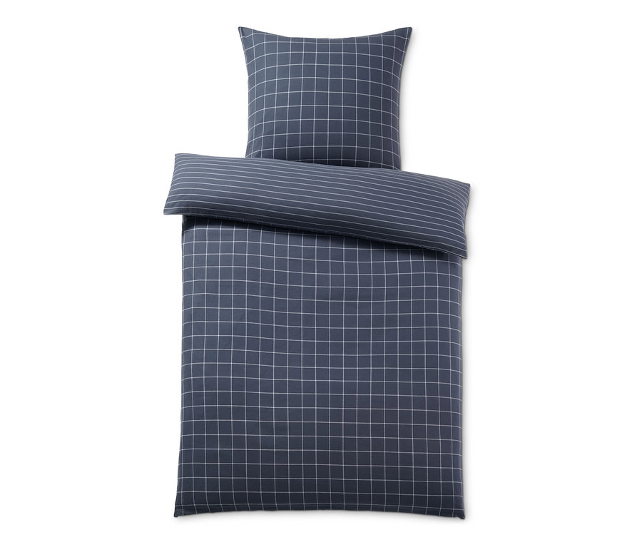 Blaue Flanell-Bettwäsche mit Karomuster und einem gestreiften Kissenbezug.