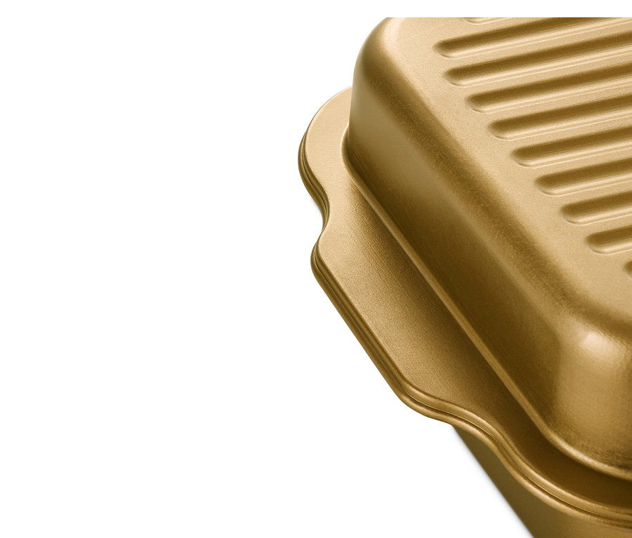 Detailansicht eines goldenen XL-Edelstahl-Bräters mit Deckel.