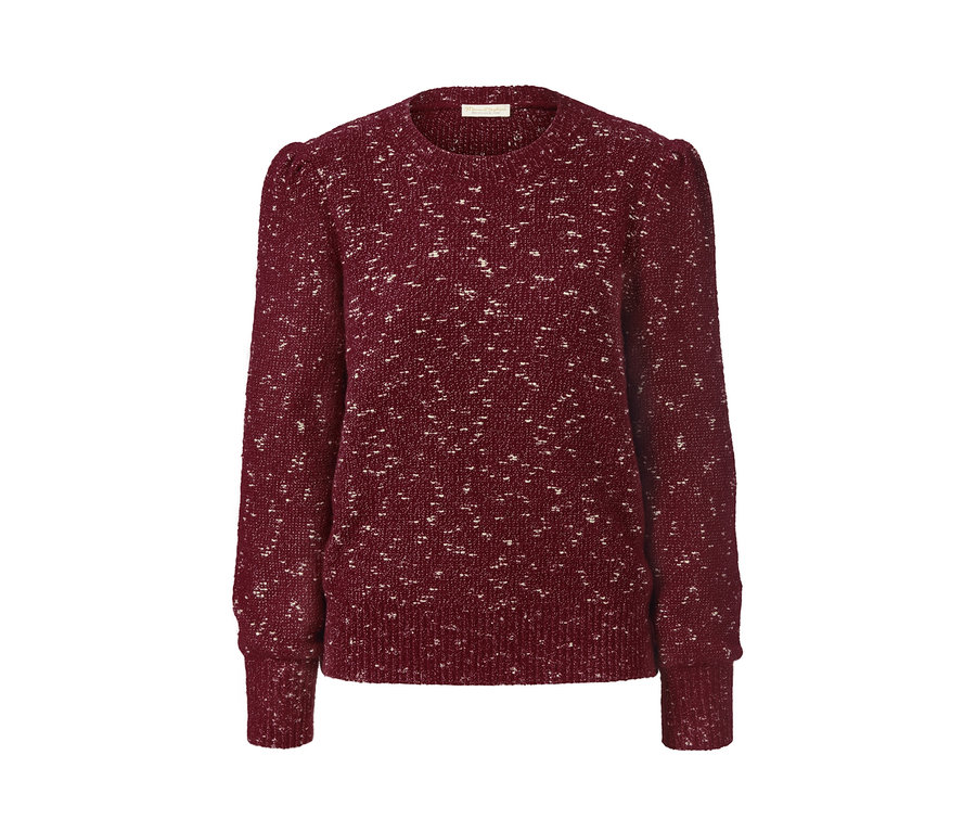 Ein burgunderroter Grobstrickpullover mit Glitzergarn.