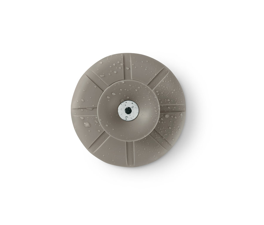 Graues Abflusssieb-und-verschluss mit Wassertropfen auf weißem Hintergrund.