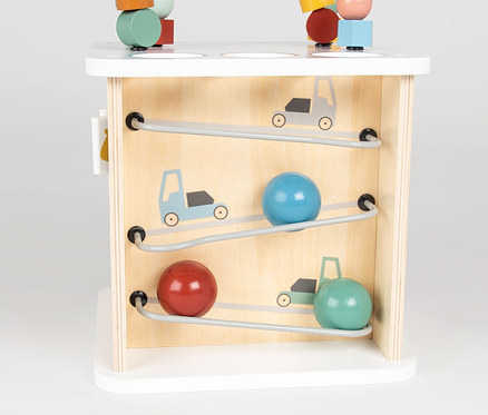 Detailansicht des Pinolino Motorikwürfels »Sanna« mit Kugelbahn und bunten Kugeln.