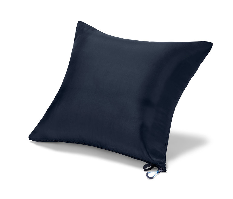 Ein marineblauer 4-in-1-Decken-Schlafsack ist zu einem Kissen gefaltet.