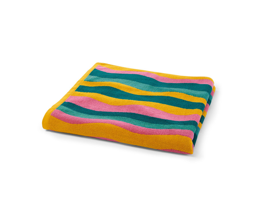 Zusammengelegtes XL-Frottier-Badetuch mit gewellten gelben, grünen und rosafarbenen Streifen.