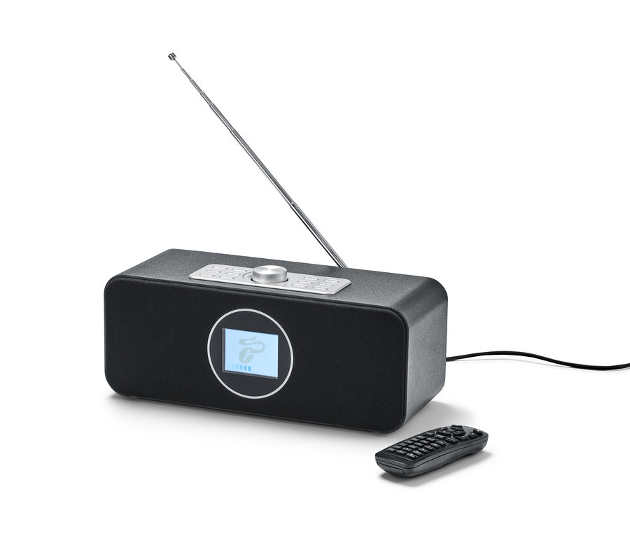 Schwarzes WLAN-Internetradio mit Farbdisplay, Antenne und Fernbedienung auf weißem Hintergrund.