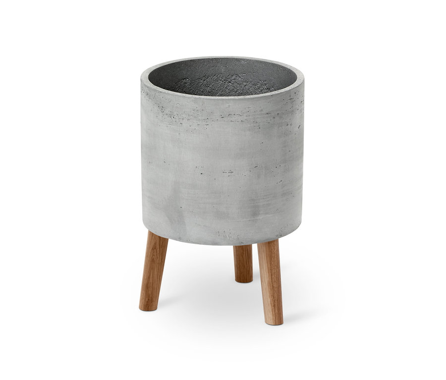 Pflanztopf in Betonoptik mit Holzbeinen.