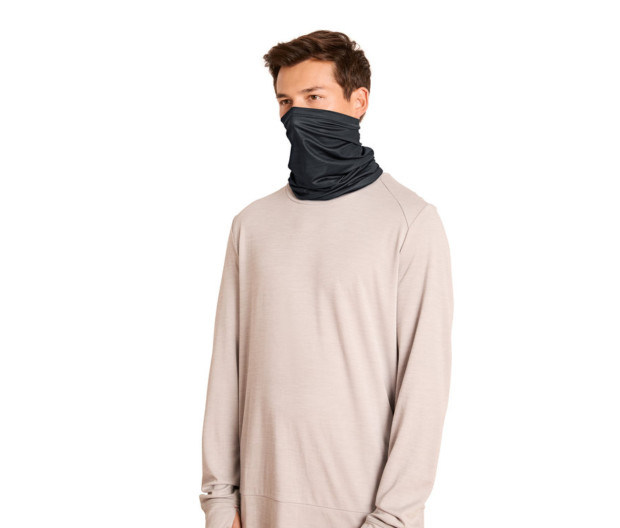 Mann trägt ein anthrazitfarbenes Multifunktionstuch, das sein Gesicht und seinen Hals bedeckt.