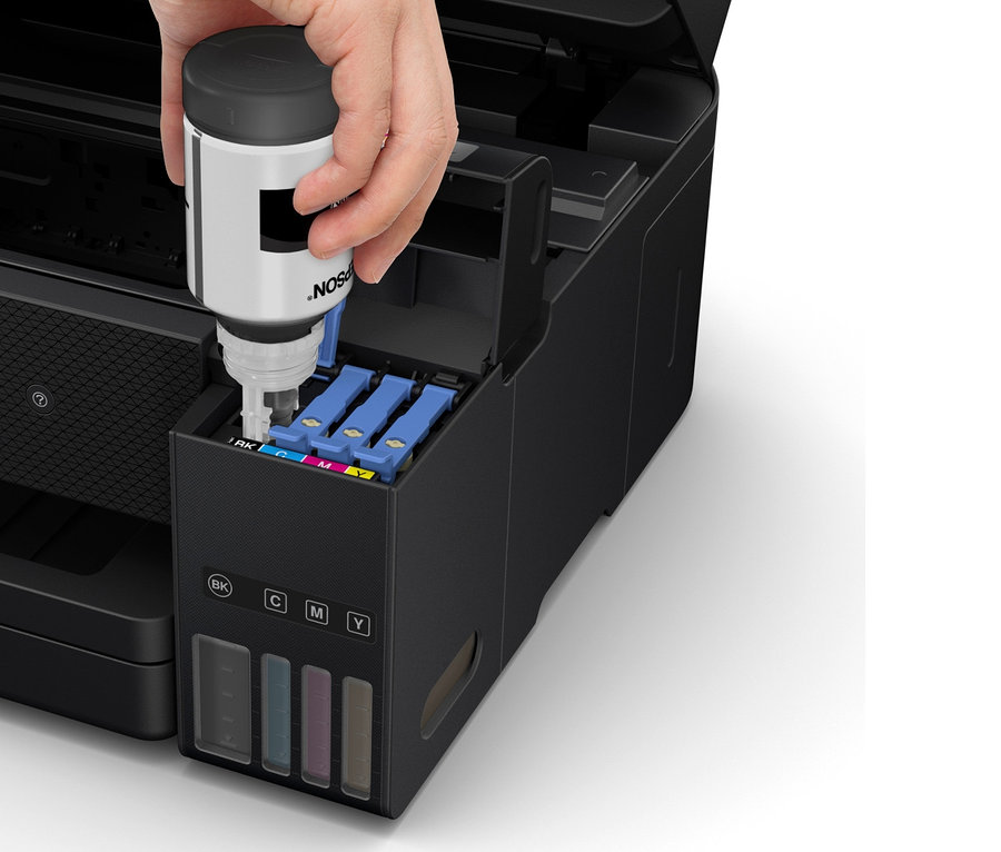 Eine Hand füllt schwarze Tinte in einen Epson Multifunktionsdrucker »EcoTank ET-4850«.