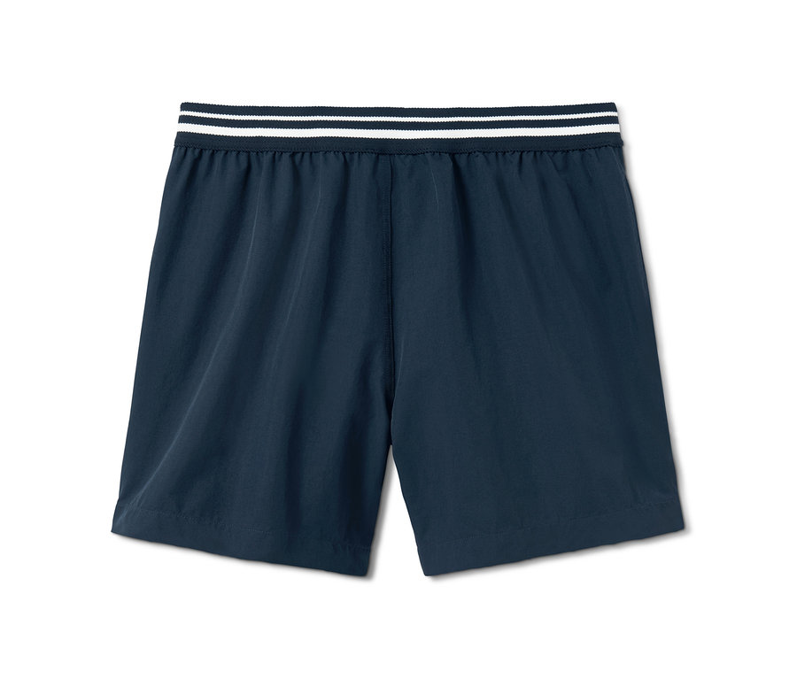 Dunkelblaue Badeshorts mit weißen Streifen am Bund.