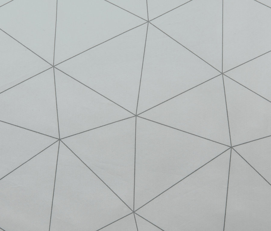 Detail der weißen COOLMAX®-Bettwäsche mit grauem geometrischen Muster.