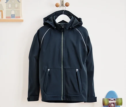 Eine marineblaue Softshell-Jacke hängt an einem Kleiderbügel neben einem blauen Skateboard.