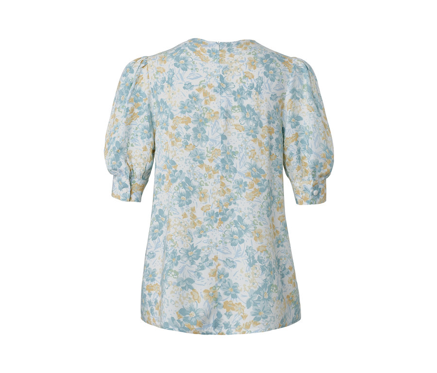 Detail einer floralen Webbluse für Damen.