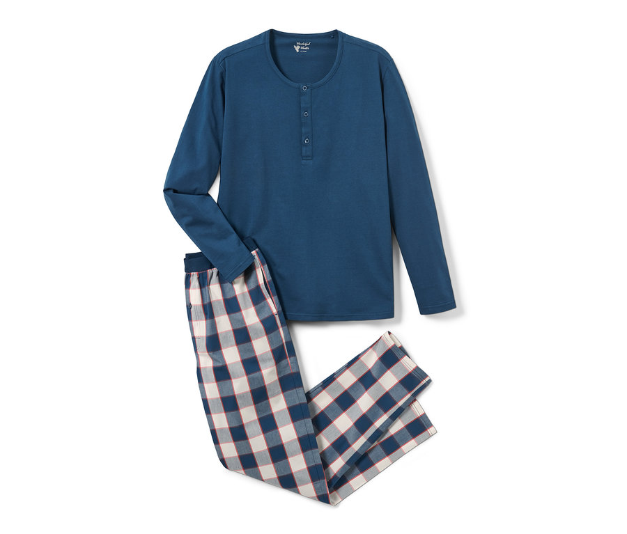 Ein blauer Pyjama mit einer gewebten Hose mit Karomuster.
