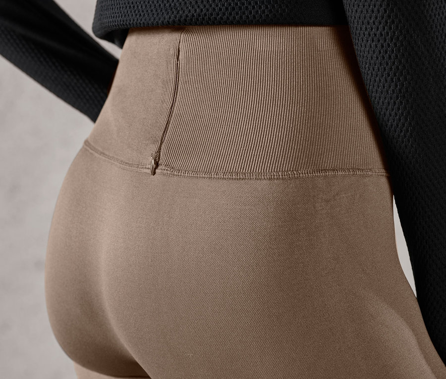 Detailaufnahme einer Frau, die eine Premium-Seamless-Lauftight trägt.