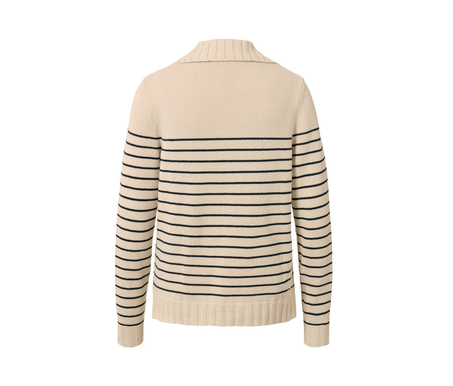 Rückansicht eines beigen Strickpullovers mit Polokragen und dunkelblauen Streifen.