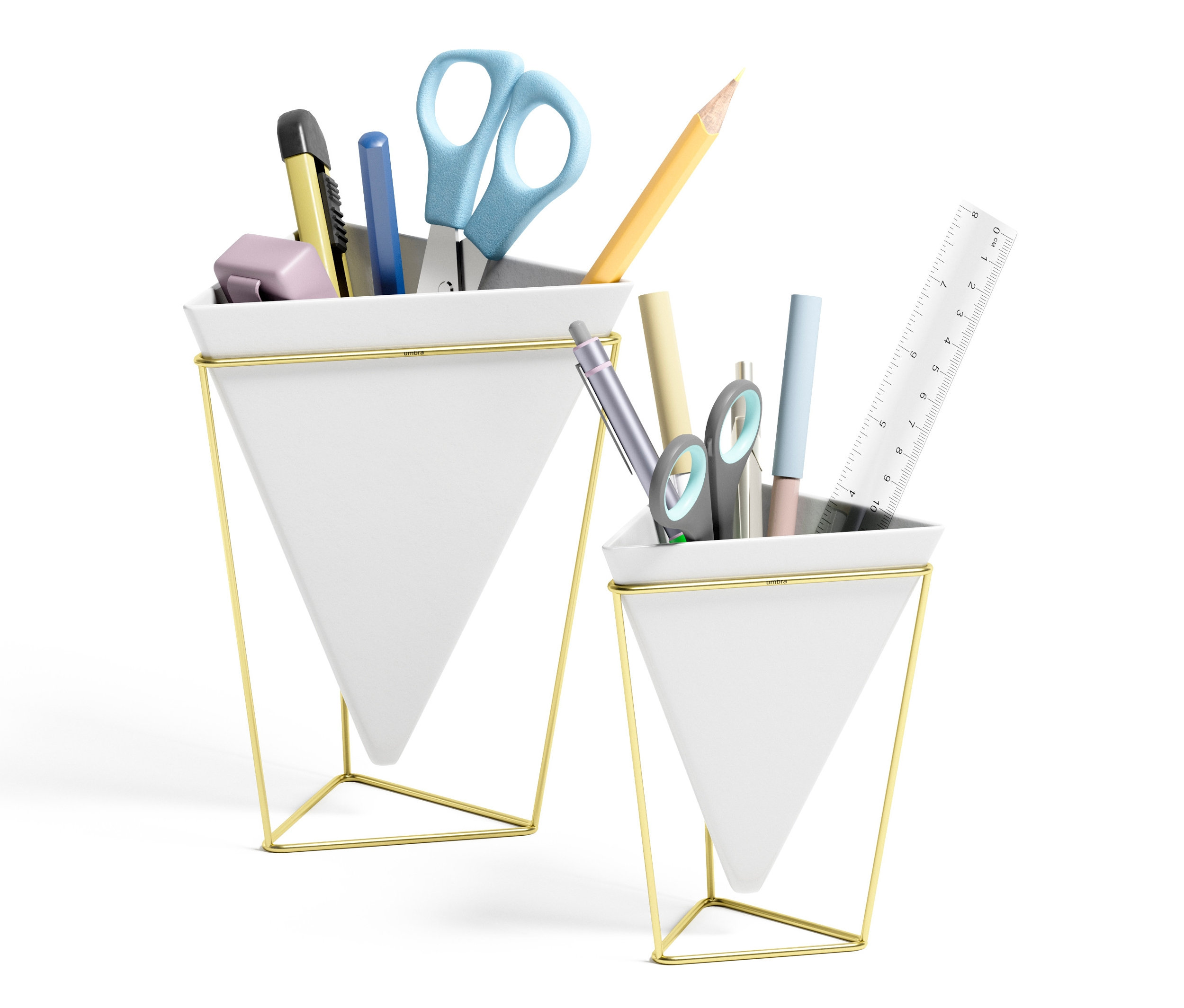 Zwei weiße dreieckige Stiftehalter aus dem 2er-Set Tischvase mit goldenen Rahmen, gefüllt mit Stiften, Stiften, Scheren und Lineal.