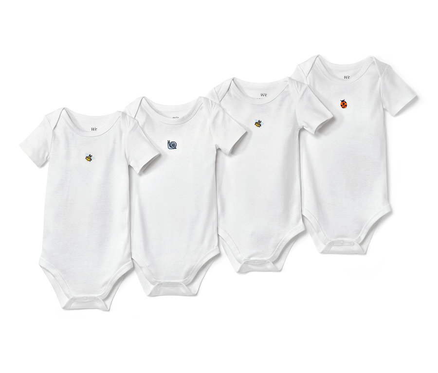Vier weiße Baby-Bodys mit kurzen Ärmeln, jeweils mit kleinem Motiv: Biene, Schnecke, Biene und Marienkäfer.