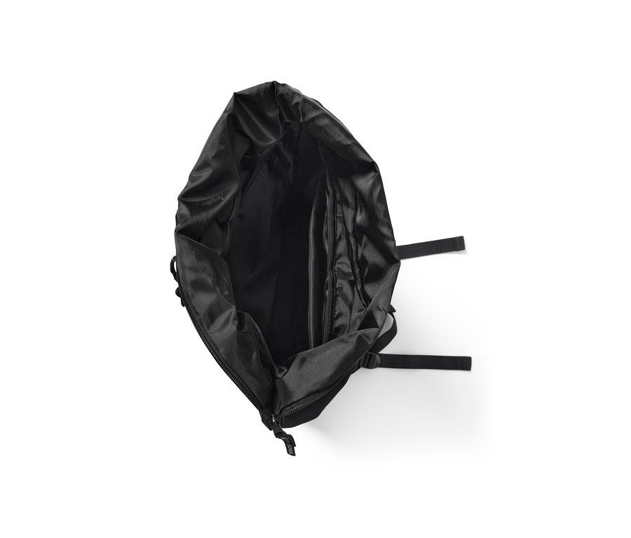 Offener schwarzer Outdoor-Rucksack.