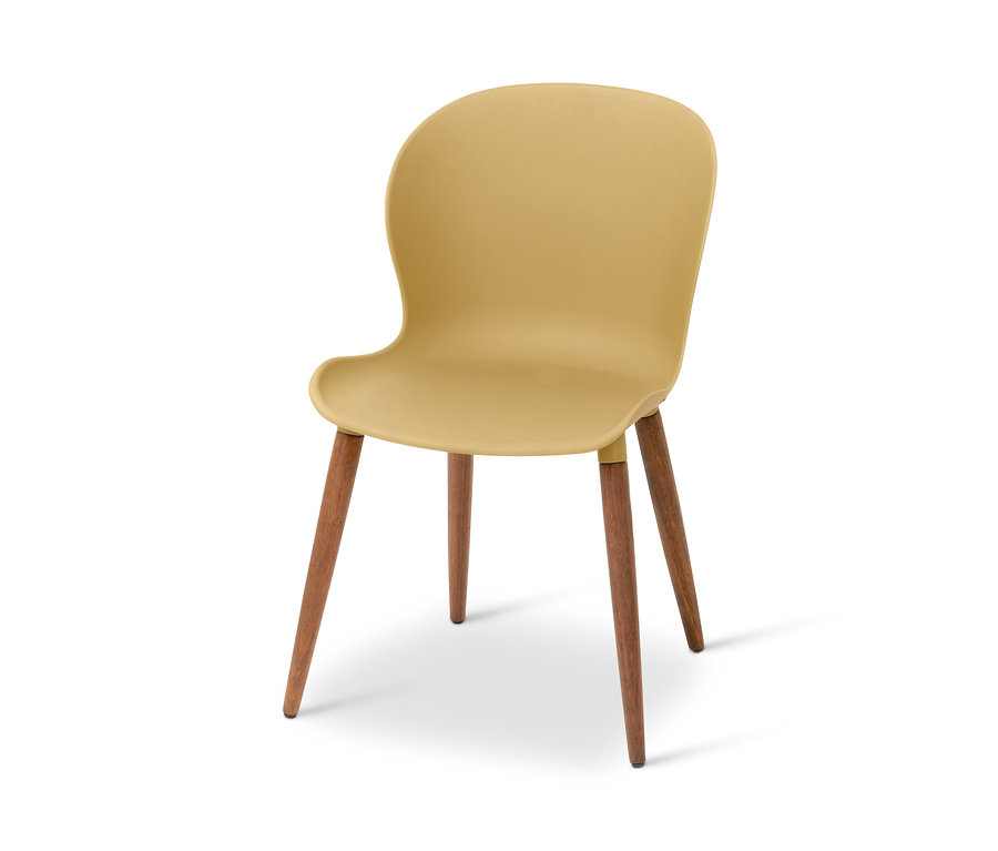 Gelber Garten-Schalenstuhl mit vier Holzbeinen.