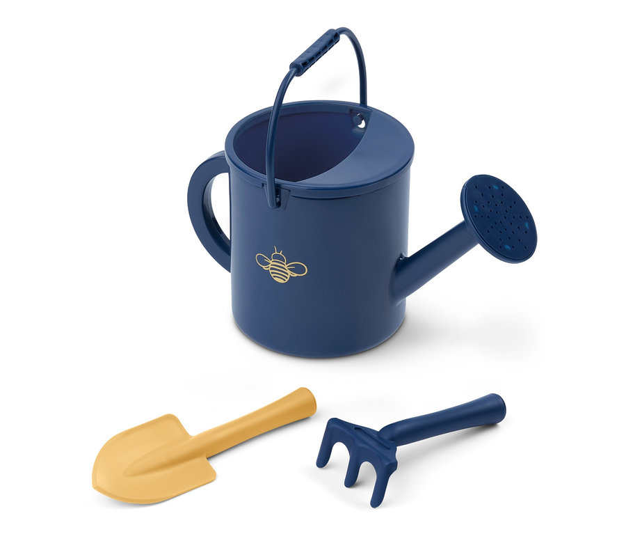 Eine blaue Gießkanne mit einem Bienenbild und ein Kinder-Gärtner-Set liegen auf einem weißen Hintergrund.