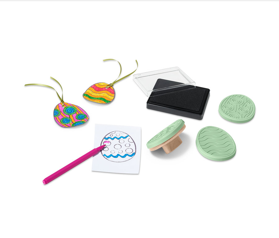 Oster-Stempel-Set mit Stempelkissen, gestempeltem und bemaltem Ei und zwei Geschenkanhängern mit Schleife.