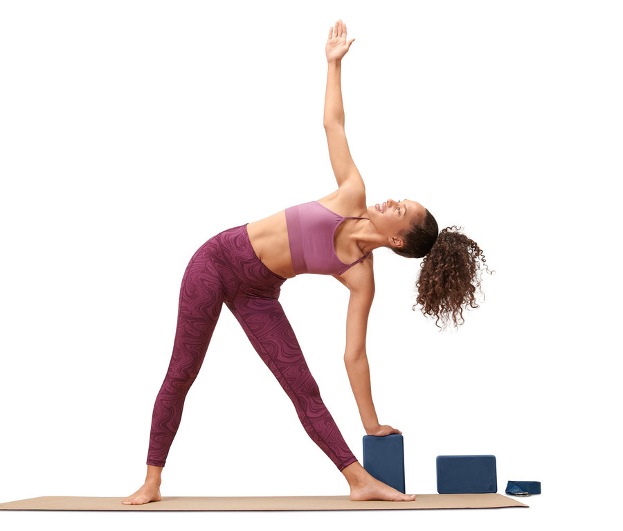 Frau macht Yoga mit einem Yoga-Set.