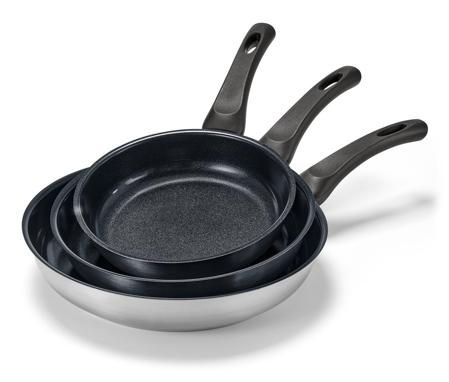 Drei Edelstahl-Pfannen mit Keramikbeschichtung in verschiedenen Größen sind gestapelt.