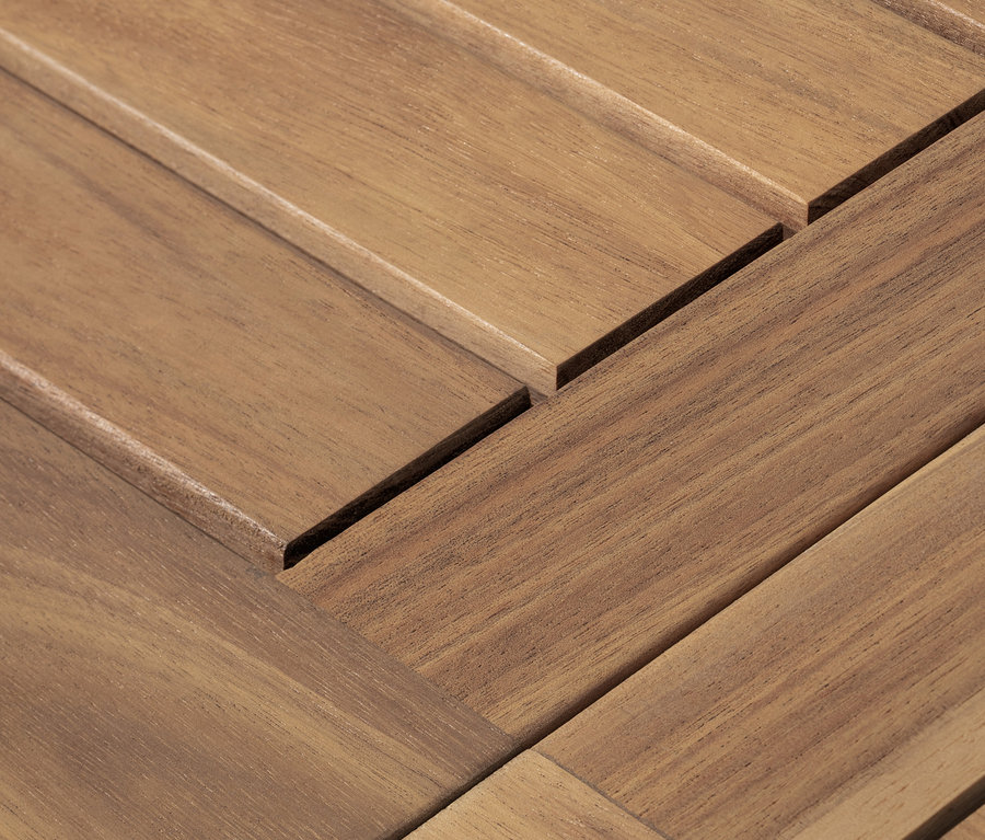 Detailansicht eines runden Ausziehtisches.