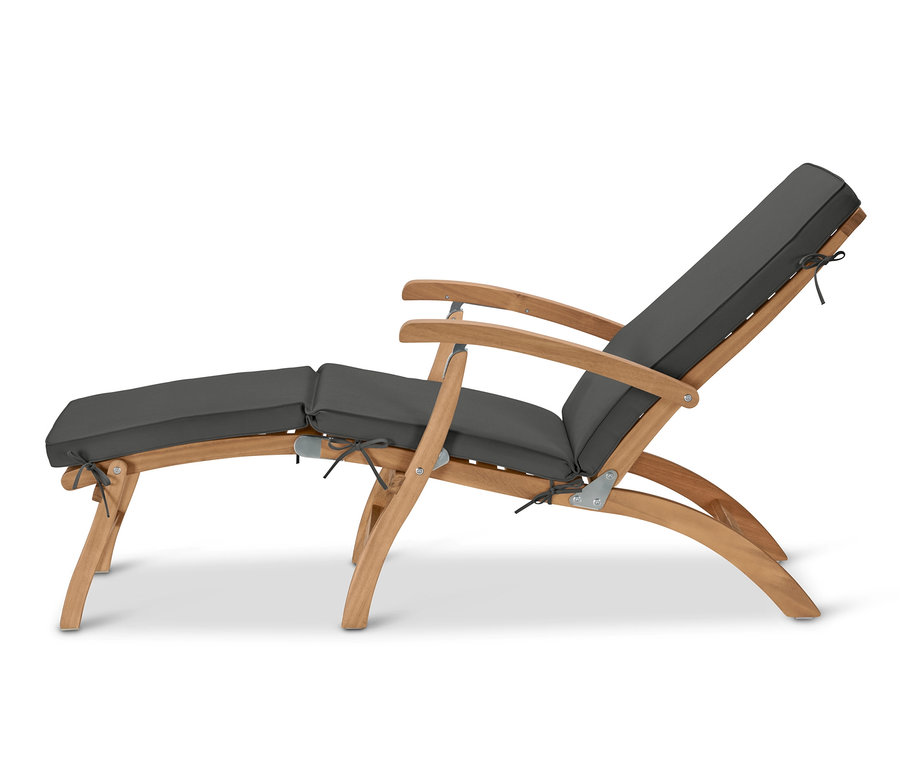 Ein Deckchair mit Polsterauflage auf weißem Hintergrund.