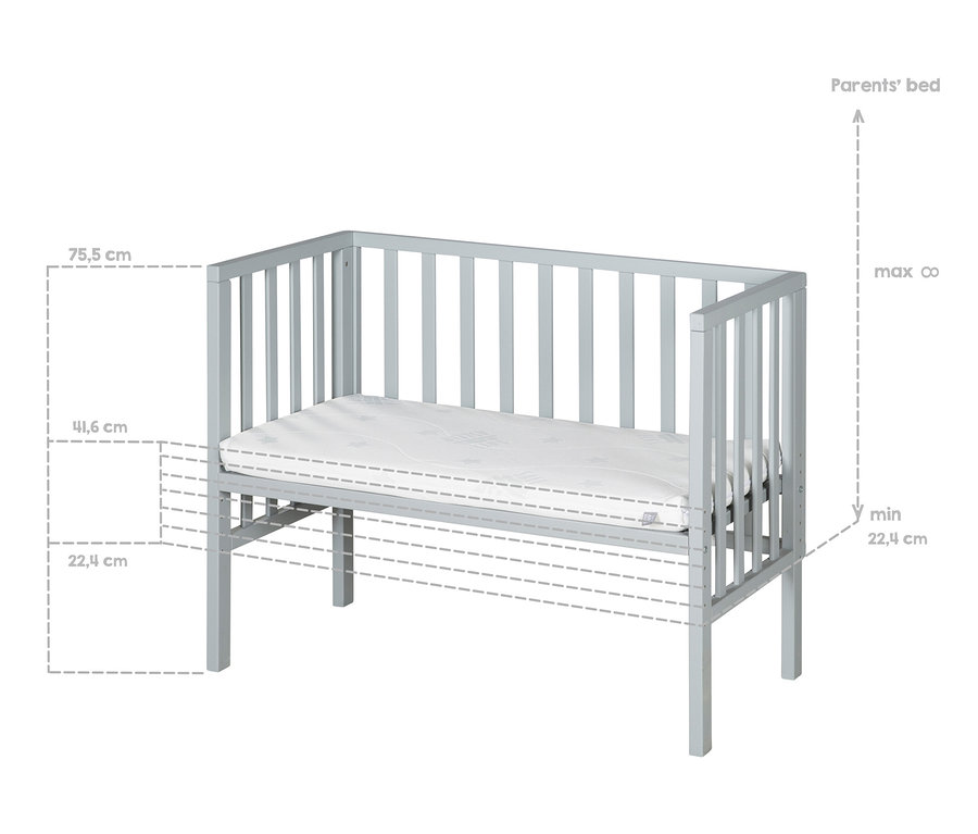 Ein graues roba 2-in-1-Beistellbett »safe asleep®« mit einer weißen Matratze und Maßangaben.
