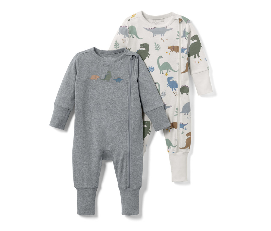 Zwei Baby-Pyjamas mit Dino-Motiv. Ein grauer und ein weißer mit Dino-Print.
