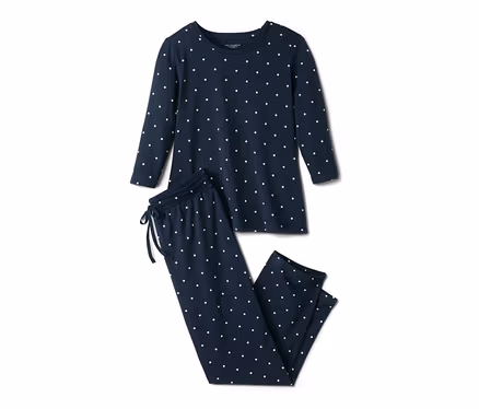 Marineblauer Pyjama mit weißen Punkten.