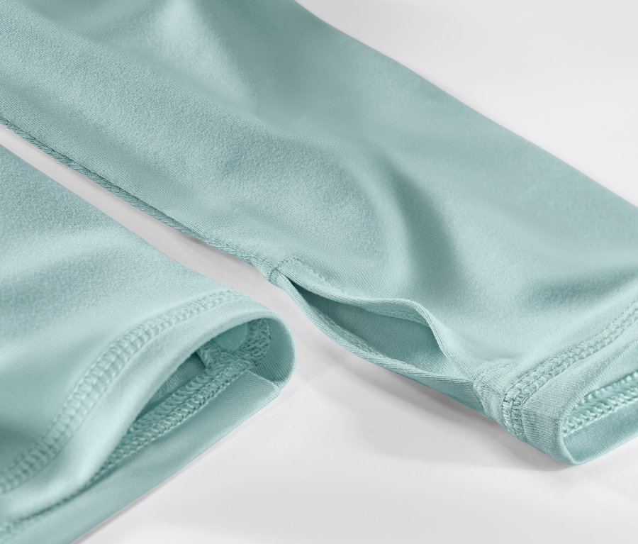 Detailansicht eines hellblauen Langarm-Funktionsshirts.