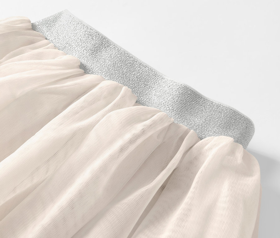 Detailansicht eines Kinder-Tüllrocks mit glitzerndem silbernem Bund.