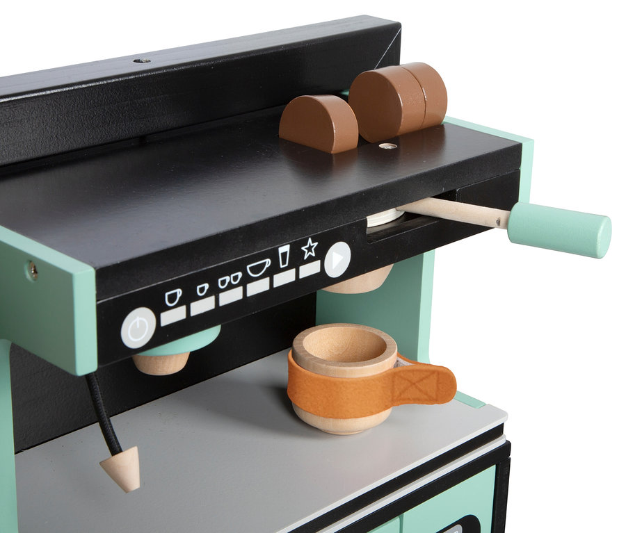 Detail einer small foot Kinderküche mit Kaffeemaschine, Tasse und Holzzubehör.