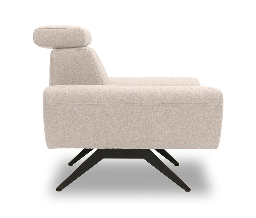 Beiger DOMO collection Sessel »Cabarini« mit Bumerang-Fuß auf weißem Hintergrund.