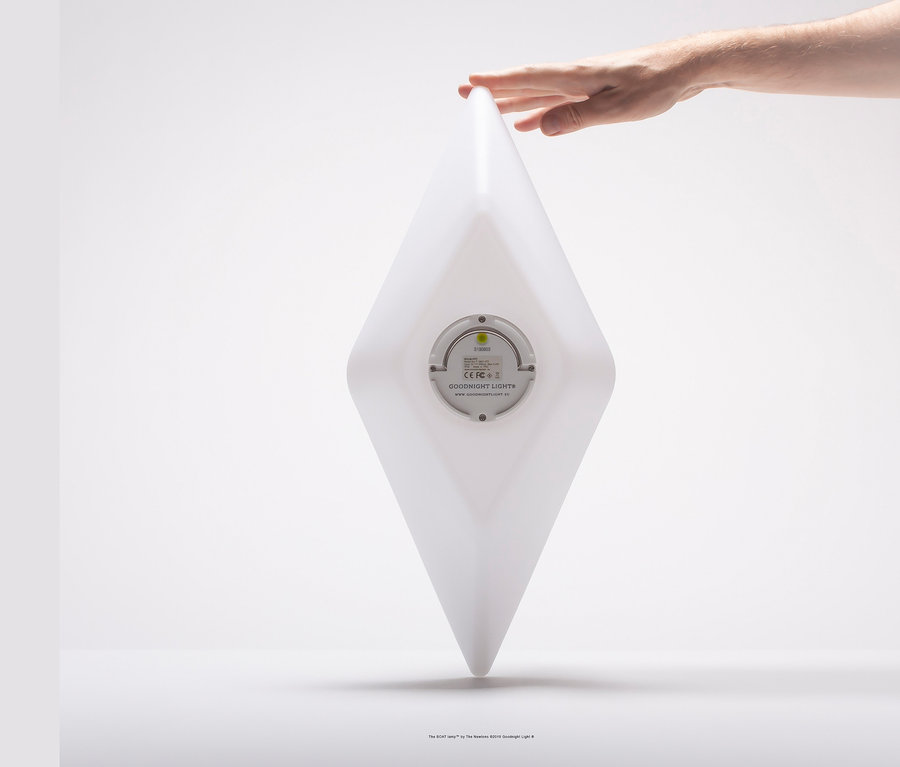 Eine Hand hält eine Goodnight Light LED-Leuchte "Boot".