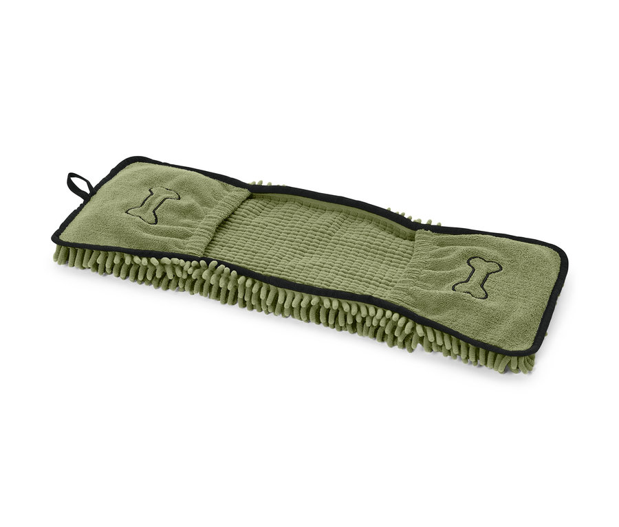 Grünes Hundehandtuch mit Eingriffen und Knochenstickerei.