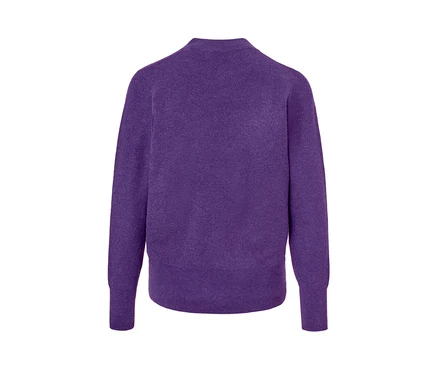 Detailaufnahme eines lilafarbenen Feinstrickpullovers.