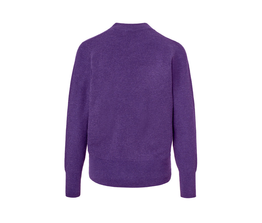Detailaufnahme eines lilafarbenen Feinstrickpullovers.