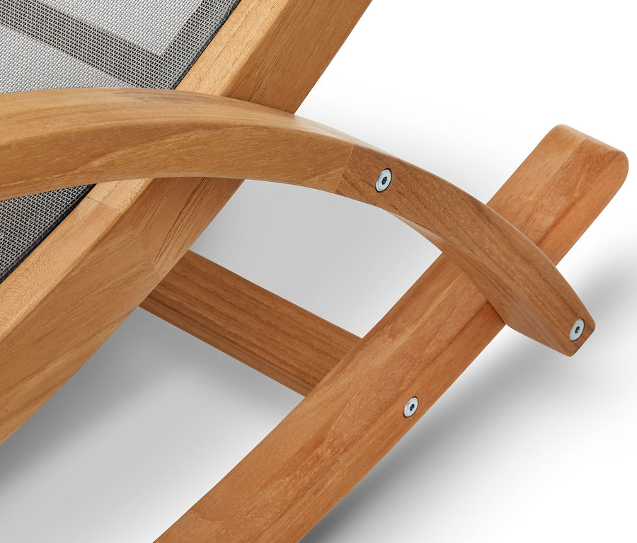 Detail einer Teak-Schaukelliege mit TEXTILENE®. Nahaufnahme der Holzkonstruktion und des grauen Stoffs.