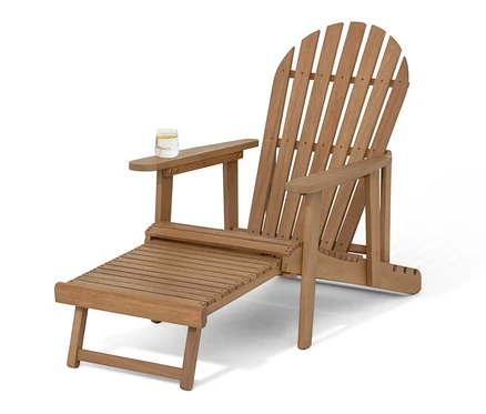 Single Adirondack Relax-Sessel mit ausziehbarer Fußlehne und einem Glas auf der Armlehne.
